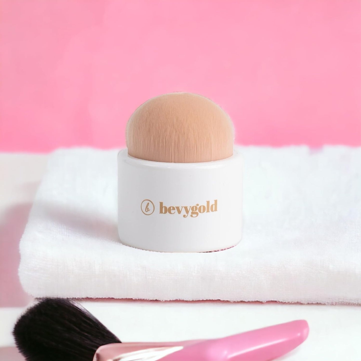 Mushroom head brush for foundation, lips, concealer, makeup, eyeshadow, blending and flawless application. It's round shape and dense bristles are designed to blend perfectly for a natural finish.