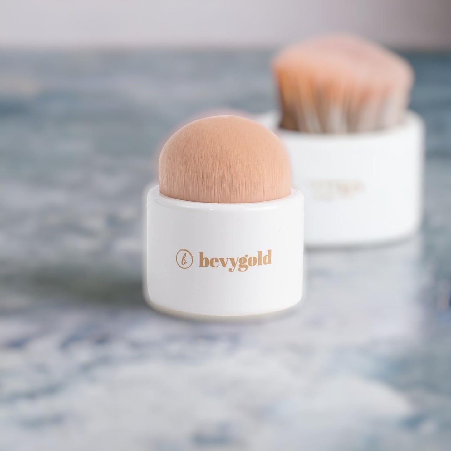 Mushroom head brush for foundation, lips, concealer, makeup, eyeshadow, blending and flawless application. It's round shape and dense bristles are designed to blend perfectly for a natural finish.