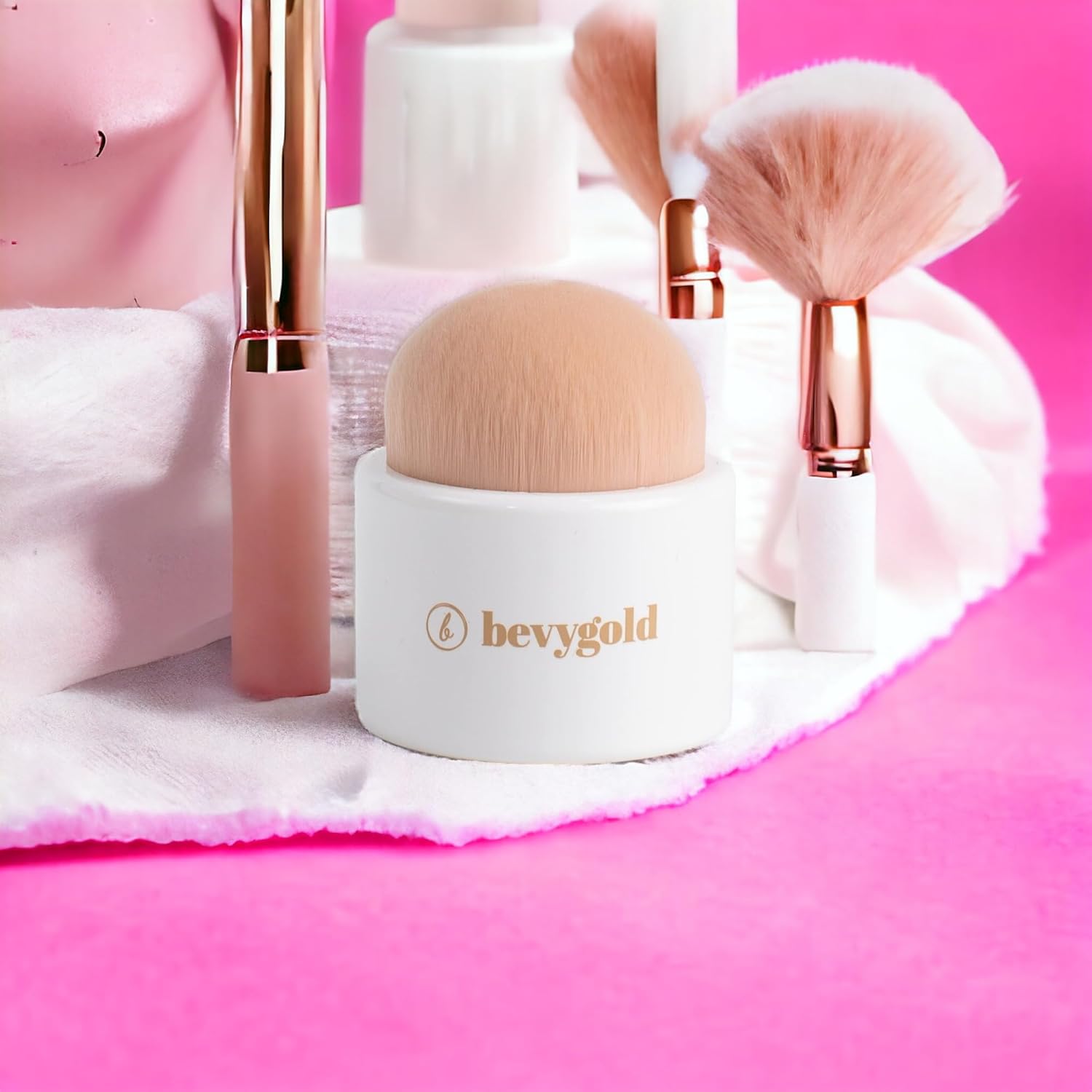 Mushroom head brush for foundation, lips, concealer, makeup, eyeshadow, blending and flawless application. It's round shape and dense bristles are designed to blend perfectly for a natural finish.